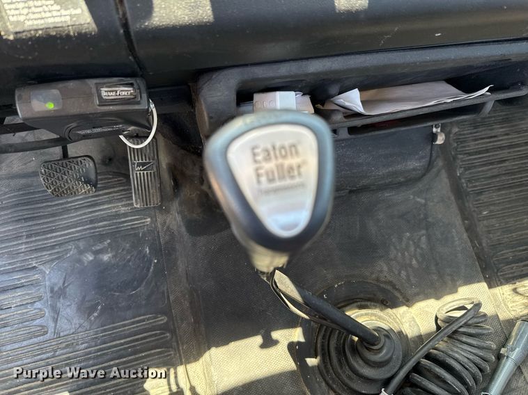 image for item DU9018 2000 Freightliner FL70 semi truck