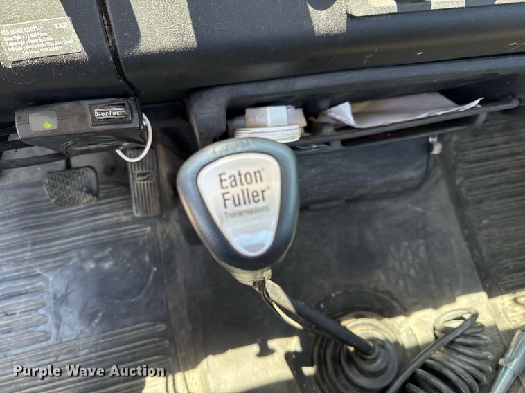 image for item DU9018 2000 Freightliner FL70 semi truck