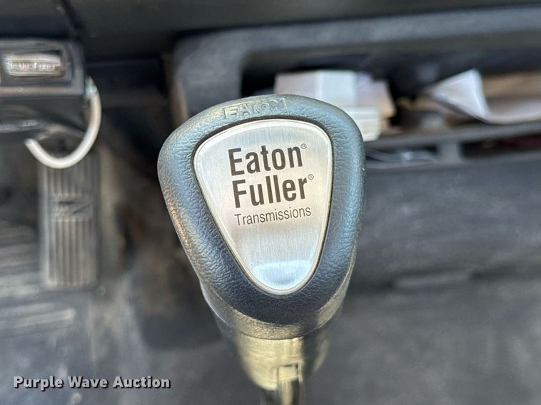 image for item DU9018 2000 Freightliner FL70 semi truck