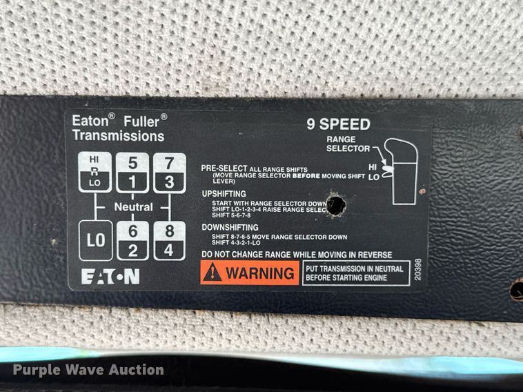 image for item DU9018 2000 Freightliner FL70 semi truck