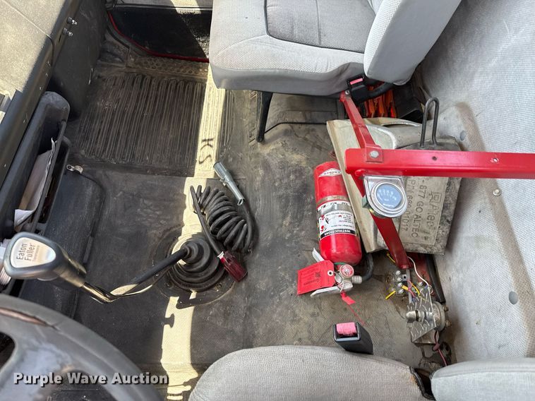 image for item DU9018 2000 Freightliner FL70 semi truck