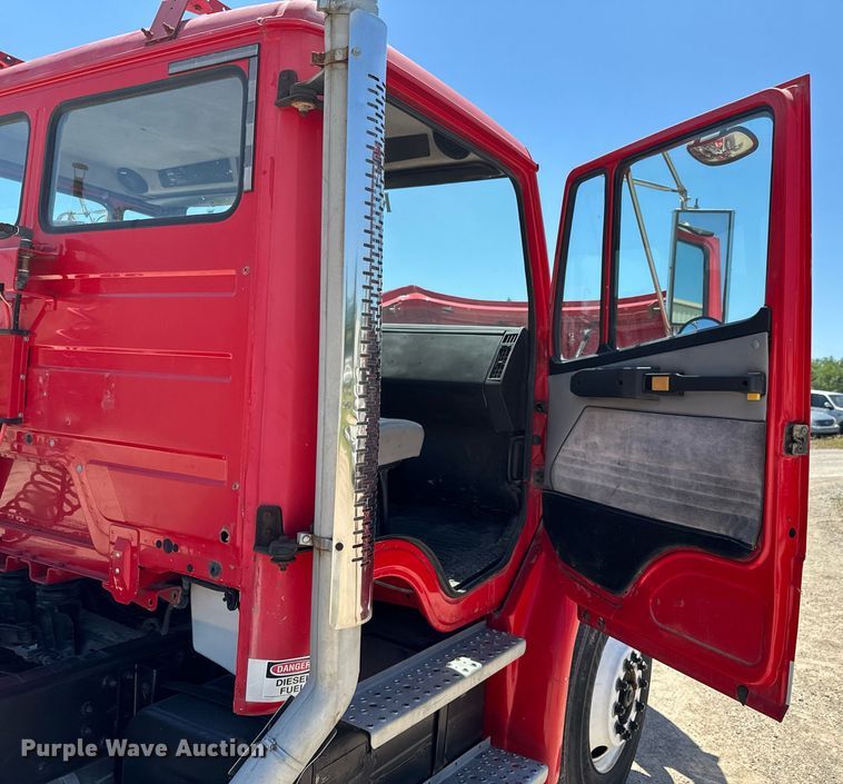 image for item DU9018 2000 Freightliner FL70 semi truck