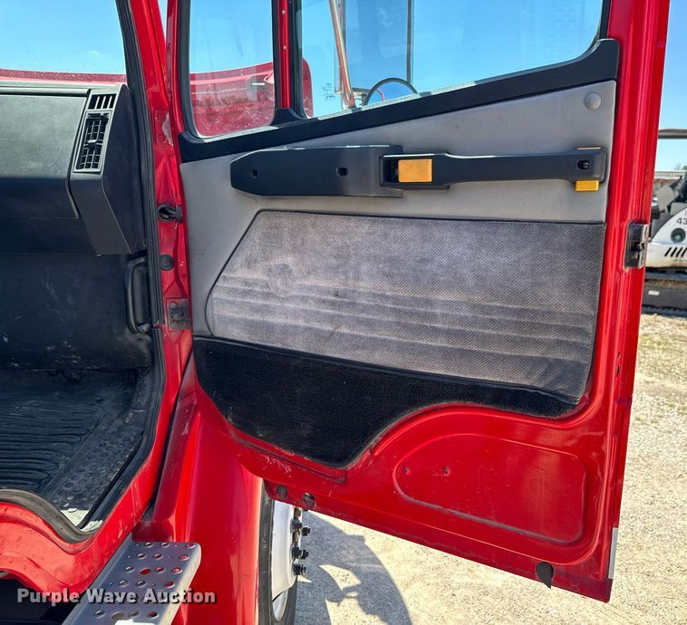 image for item DU9018 2000 Freightliner FL70 semi truck