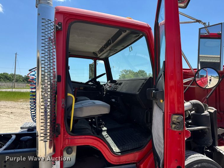 image for item DU9018 2000 Freightliner FL70 semi truck