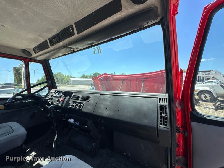 image for item DU9018 2000 Freightliner FL70 semi truck