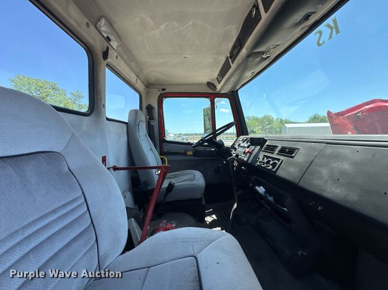 image for item DU9018 2000 Freightliner FL70 semi truck