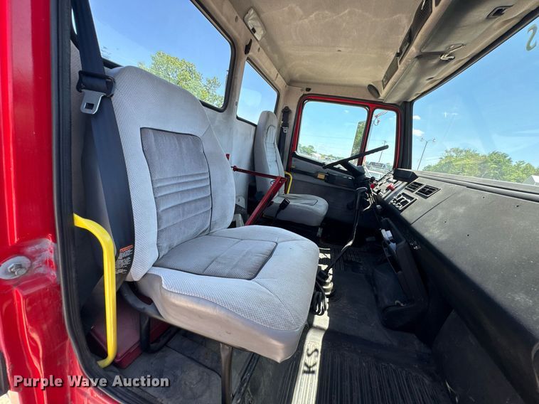 image for item DU9018 2000 Freightliner FL70 semi truck