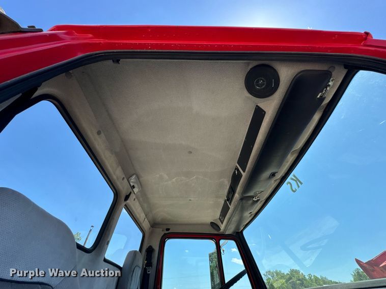 image for item DU9018 2000 Freightliner FL70 semi truck