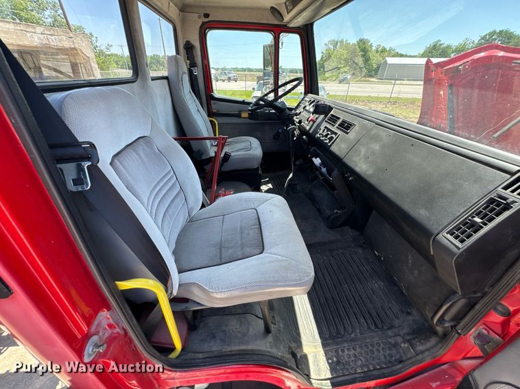 image for item DU9018 2000 Freightliner FL70 semi truck