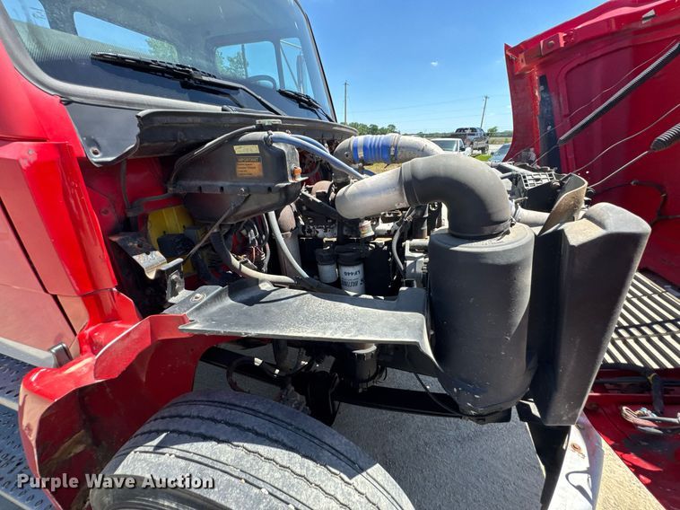 image for item DU9018 2000 Freightliner FL70 semi truck