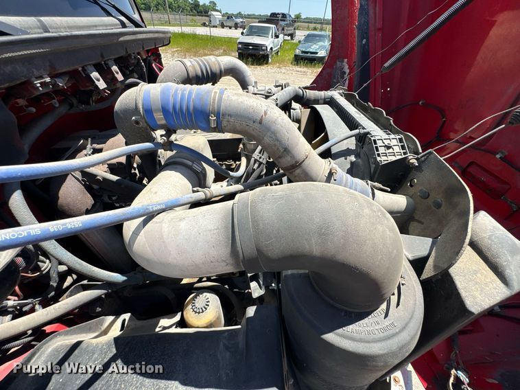 image for item DU9018 2000 Freightliner FL70 semi truck