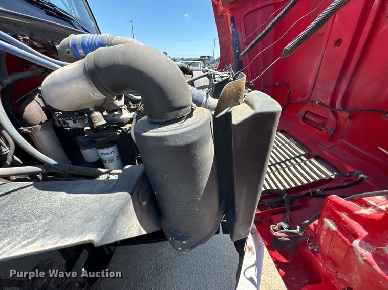 image for item DU9018 2000 Freightliner FL70 semi truck