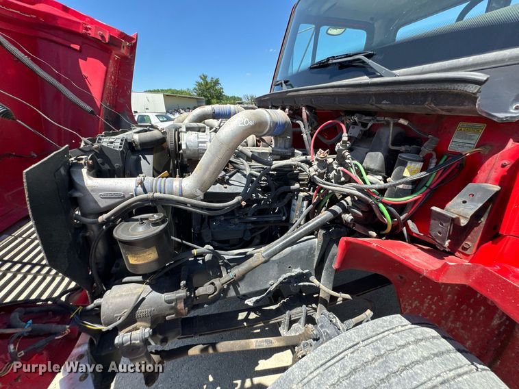 image for item DU9018 2000 Freightliner FL70 semi truck