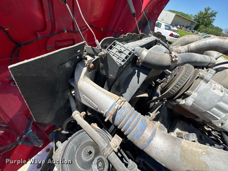 image for item DU9018 2000 Freightliner FL70 semi truck