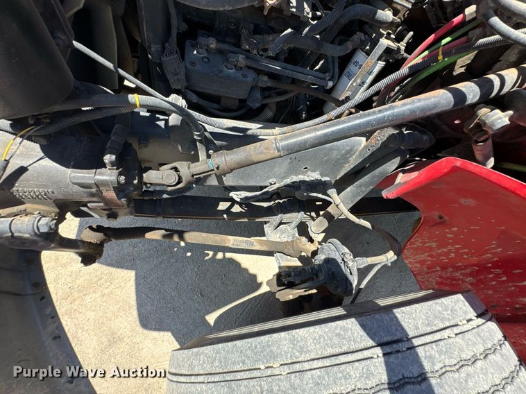 image for item DU9018 2000 Freightliner FL70 semi truck