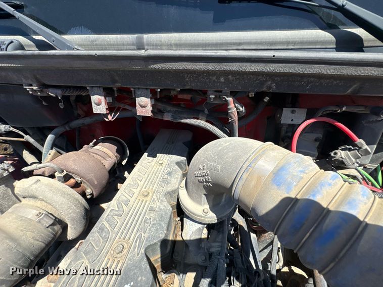 image for item DU9018 2000 Freightliner FL70 semi truck