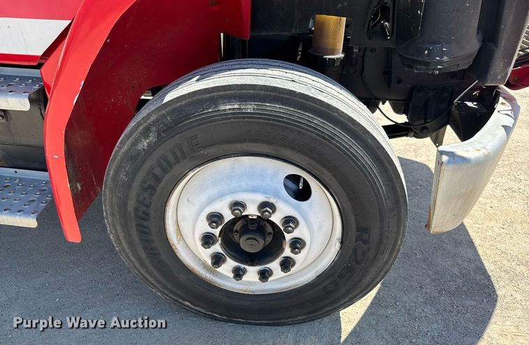 image for item DU9018 2000 Freightliner FL70 semi truck