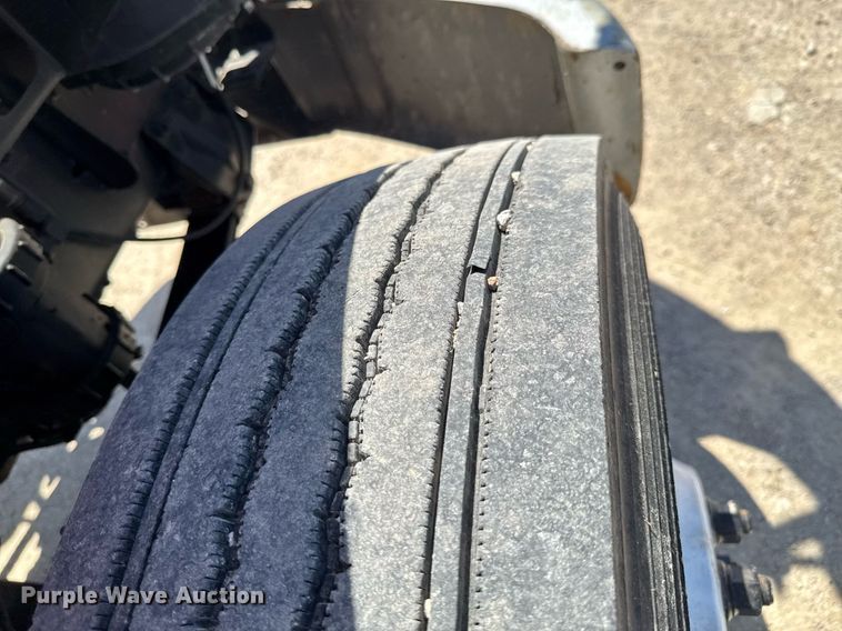 image for item DU9018 2000 Freightliner FL70 semi truck