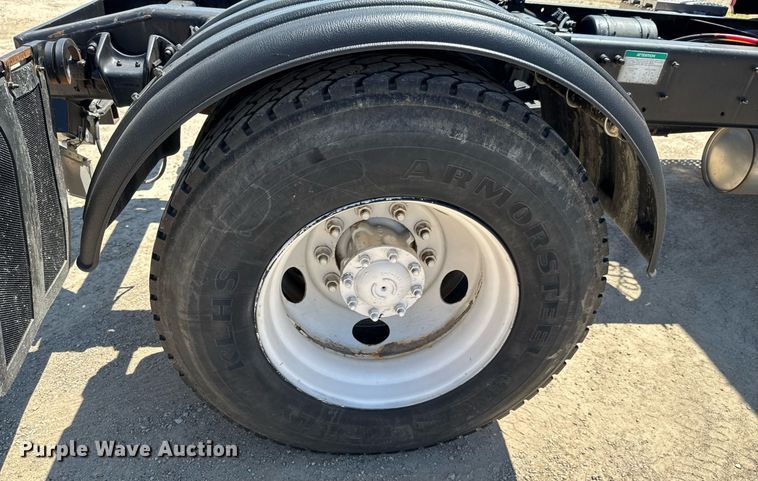 image for item DU9018 2000 Freightliner FL70 semi truck