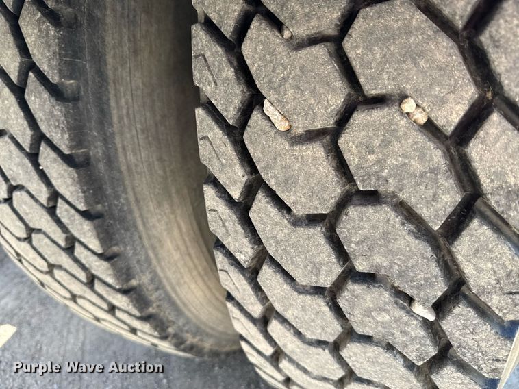 image for item DU9018 2000 Freightliner FL70 semi truck