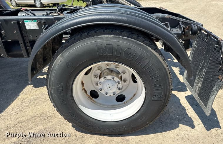 image for item DU9018 2000 Freightliner FL70 semi truck