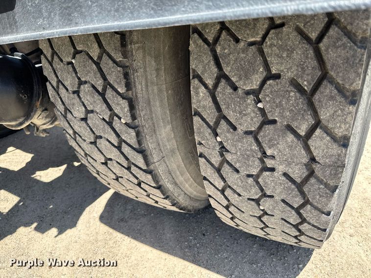 image for item DU9018 2000 Freightliner FL70 semi truck