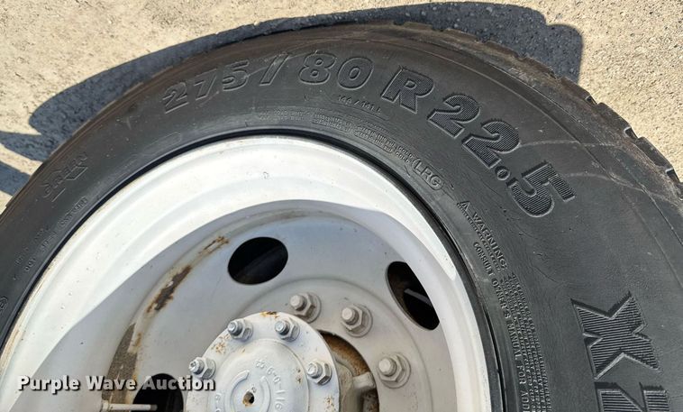 image for item DU9018 2000 Freightliner FL70 semi truck