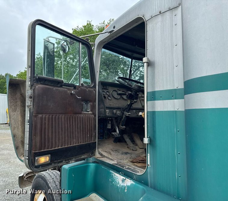 image for item DU9755 1988 Kenworth T60 semi truck