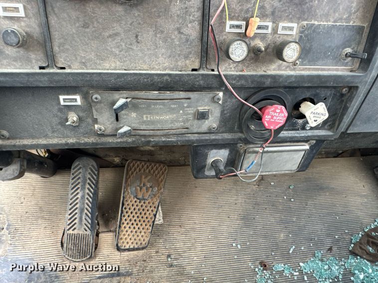 image for item DU9755 1988 Kenworth T60 semi truck