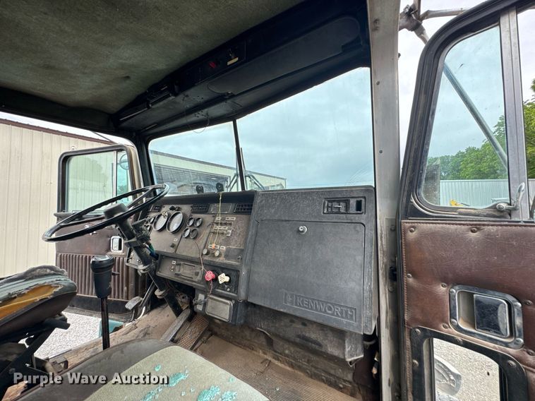 image for item DU9755 1988 Kenworth T60 semi truck