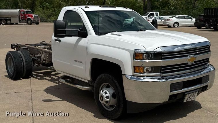 image for item DV2640 2015 Chevrolet Silverado 3500HD pickup truck cab and chassis