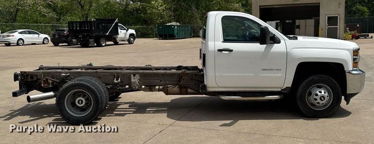 image for item DV2640 2015 Chevrolet Silverado 3500HD pickup truck cab and chassis