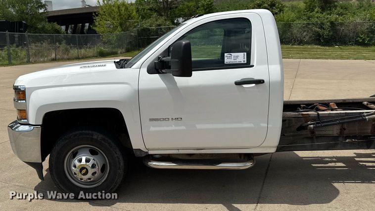 image for item DV2640 2015 Chevrolet Silverado 3500HD pickup truck cab and chassis