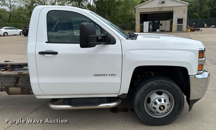 image for item DV2640 2015 Chevrolet Silverado 3500HD pickup truck cab and chassis