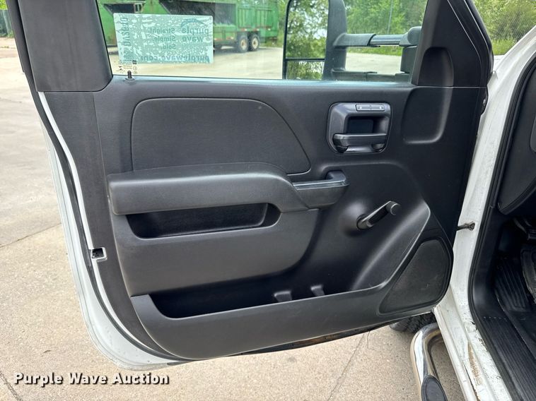 image for item DV2640 2015 Chevrolet Silverado 3500HD pickup truck cab and chassis