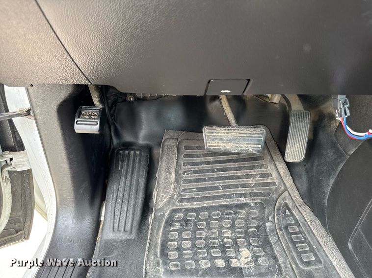 image for item DV2640 2015 Chevrolet Silverado 3500HD pickup truck cab and chassis