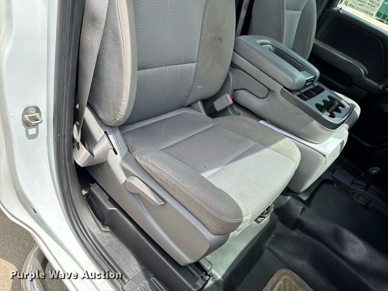 image for item DV2640 2015 Chevrolet Silverado 3500HD pickup truck cab and chassis