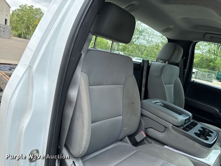 image for item DV2640 2015 Chevrolet Silverado 3500HD pickup truck cab and chassis