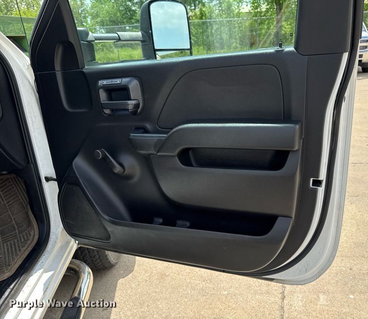 image for item DV2640 2015 Chevrolet Silverado 3500HD pickup truck cab and chassis