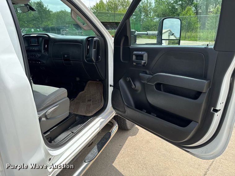 image for item DV2640 2015 Chevrolet Silverado 3500HD pickup truck cab and chassis