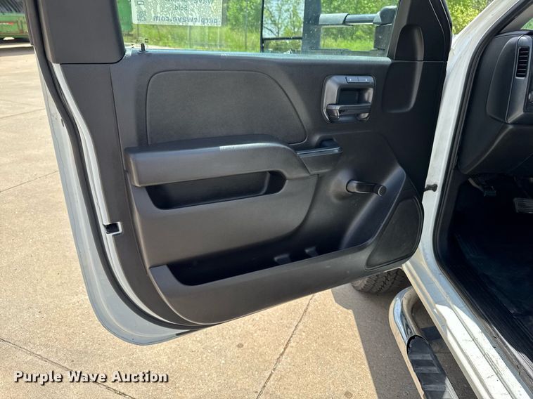 image for item DV2641 2018 Chevrolet Silverado 3500HD pickup truck cab and chassis