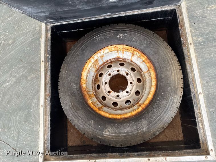 image for item DV2642 2001 Jensen J20 caravan enclosed cargo trailer