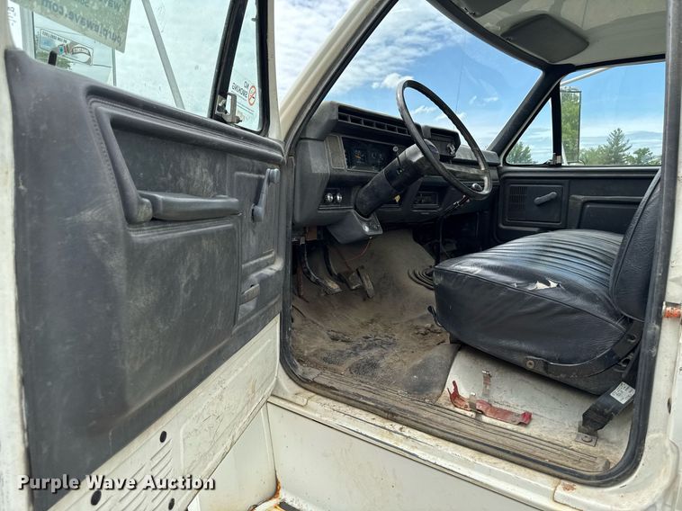 image for item DV2701 1993 Ford F700 sewer jetter truck