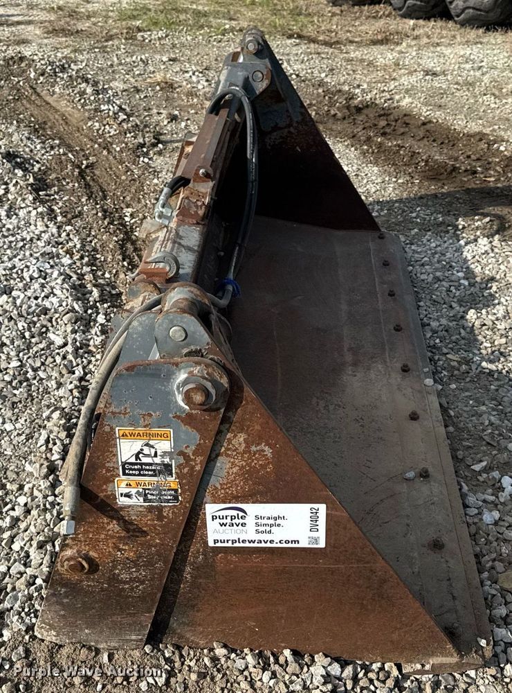 image for item DV4042 2002 FFC 44295/A1 skid steer bucket