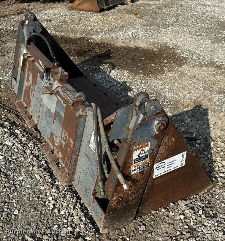 image for item DV4042 2002 FFC 44295/A1 skid steer bucket