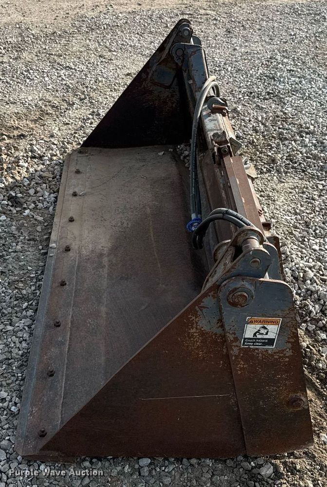 image for item DV4042 2002 FFC 44295/A1 skid steer bucket