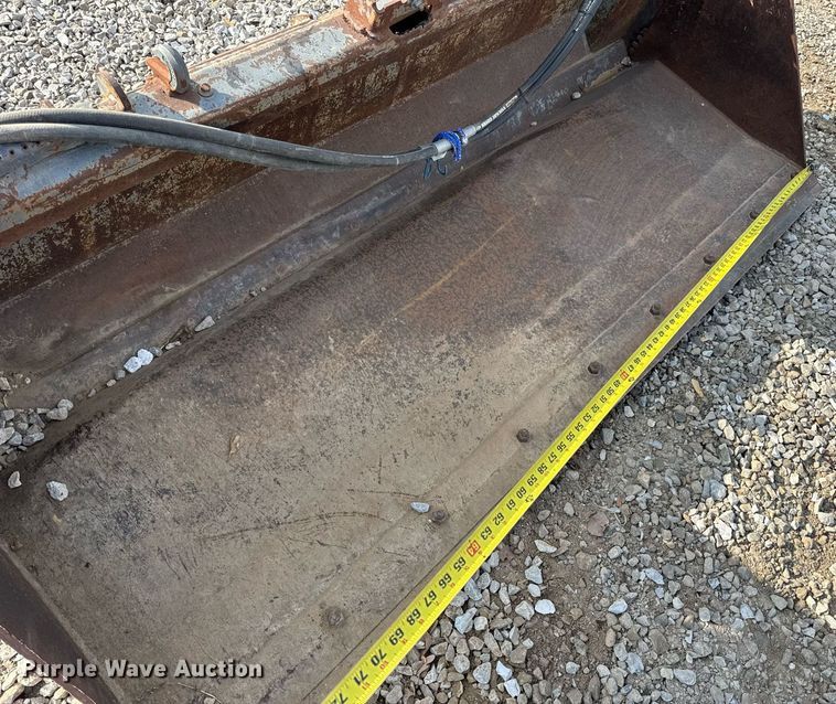 image for item DV4042 2002 FFC 44295/A1 skid steer bucket