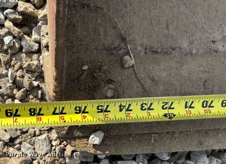 image for item DV4042 2002 FFC 44295/A1 skid steer bucket