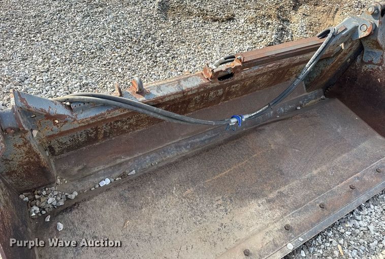 image for item DV4042 2002 FFC 44295/A1 skid steer bucket