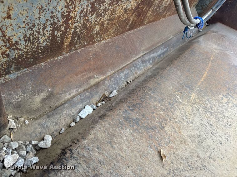 image for item DV4042 2002 FFC 44295/A1 skid steer bucket